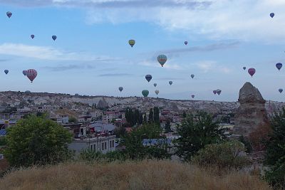 Göreme: hot air balloons in the early morning rush hour.