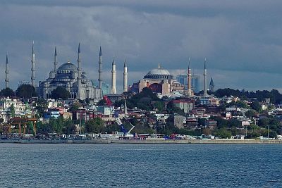 Arriving by sea, the Istanbul skyline. From left to right: the Blue Mosque, Aya Sofya and the park of Topkapı on top of the hill.