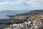 Same scenery as in the previous photos, but in August 2022 with a much drier vegetation (and a clearer view). The Portland Peninsula can be seen on the left, Kimmeridge Bay in the foreground on the left and the jutting drop of Gad Cliff facing the sea on the right.